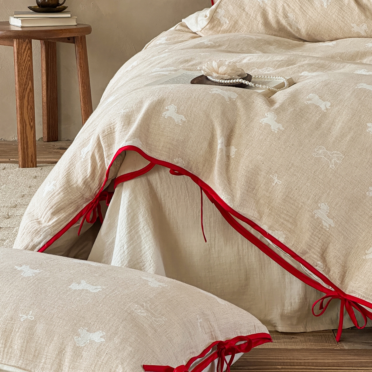 91家纺网 家纺一手货源 找家纺 爱丽丝 2026新款云树里包边系带棉麻四件套 一马当先