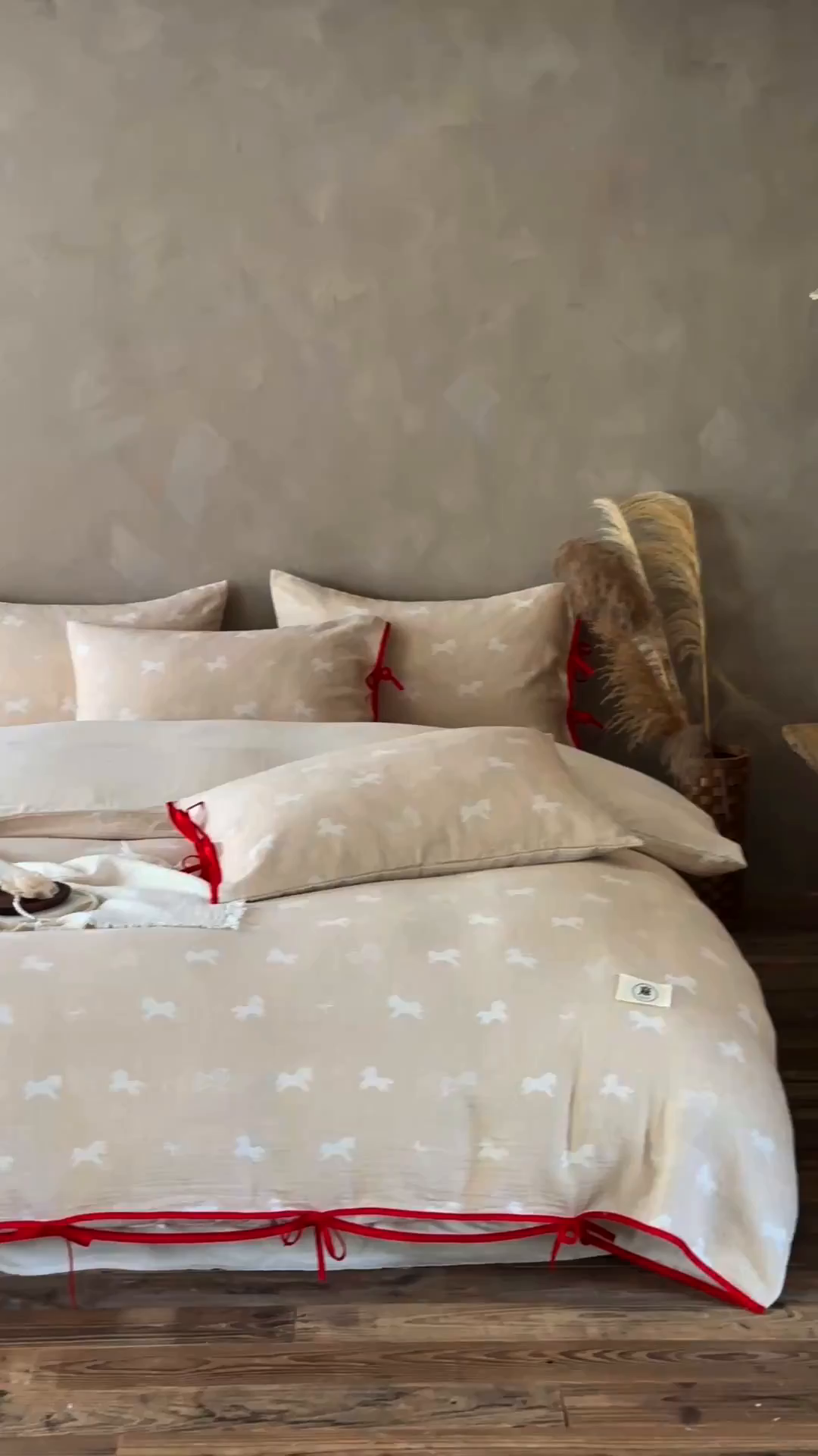 91家纺网 家纺一手货源 找家纺 爱丽丝 2026新款云树里包边系带棉麻四件套 一马当先