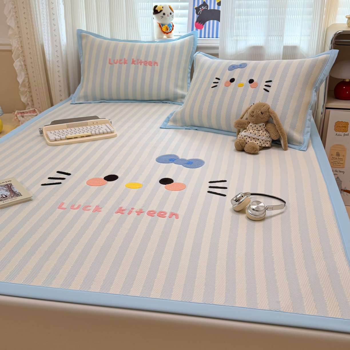 91家纺网 家纺一手货源 找家纺 懒猫家纺 2026新款好运猫毛巾绣PE凉感中分子床席床笠凉席席子 海盐-床席款