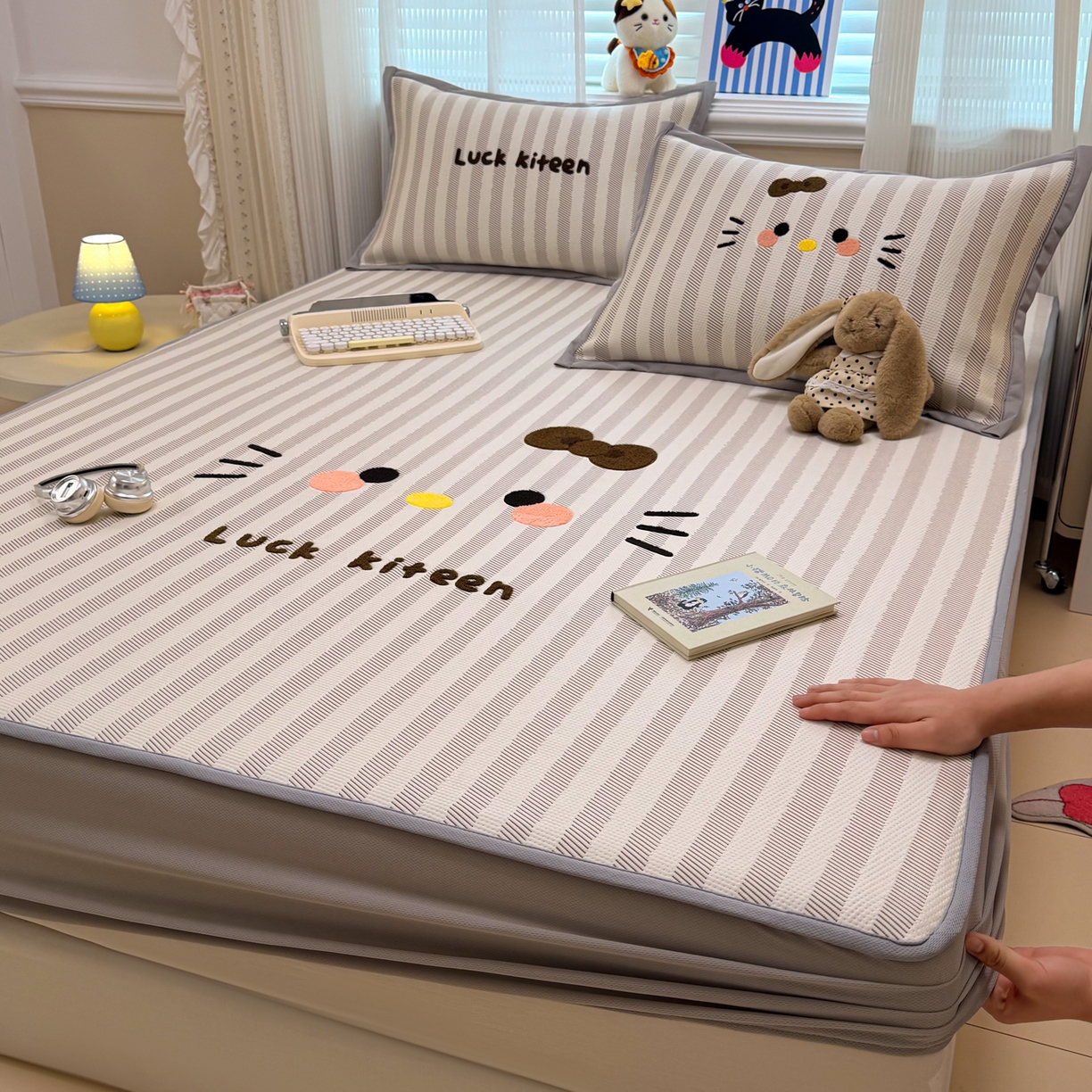 91家纺网 家纺一手货源 找家纺 （总）懒猫家纺 2026新款好运猫毛巾绣PE凉感中分子床席床笠凉席席子