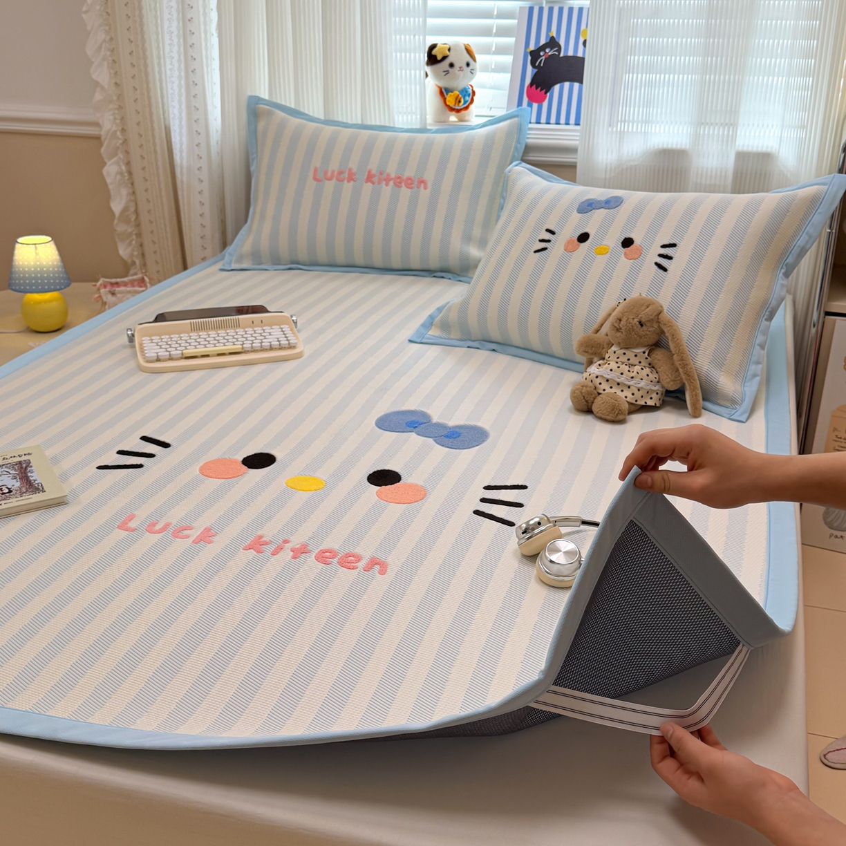 91家纺网 家纺一手货源 找家纺 懒猫家纺 2026新款好运猫毛巾绣PE凉感中分子床席床笠凉席席子 海盐-床席款