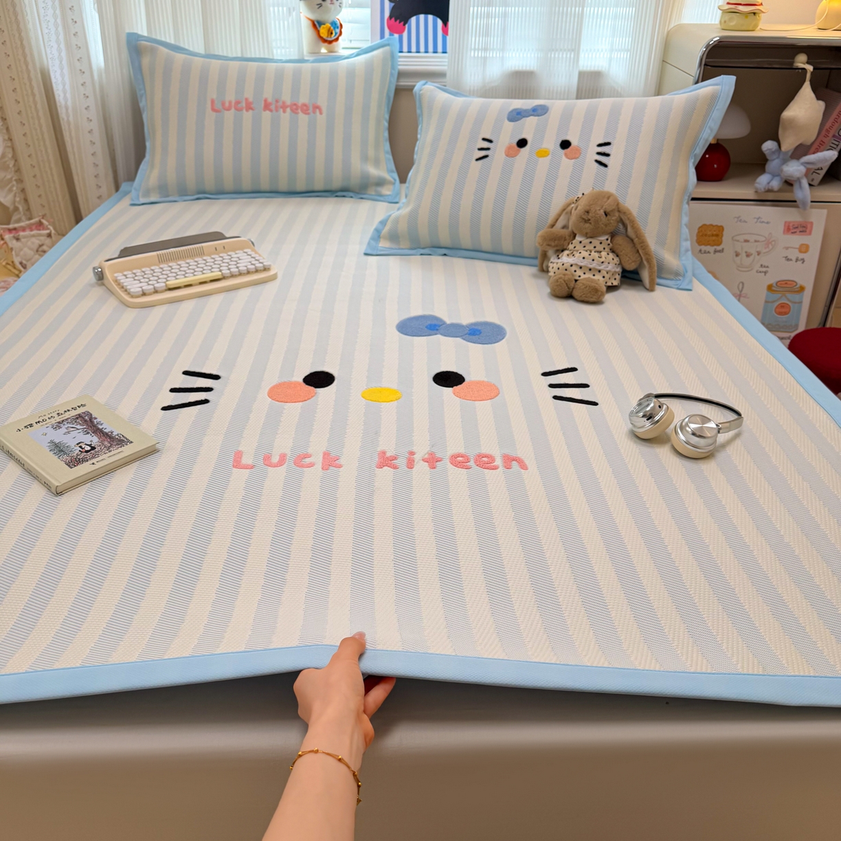 91家纺网 家纺一手货源 找家纺 懒猫家纺 2026新款好运猫毛巾绣PE凉感中分子床席床笠凉席席子 海盐-床席款