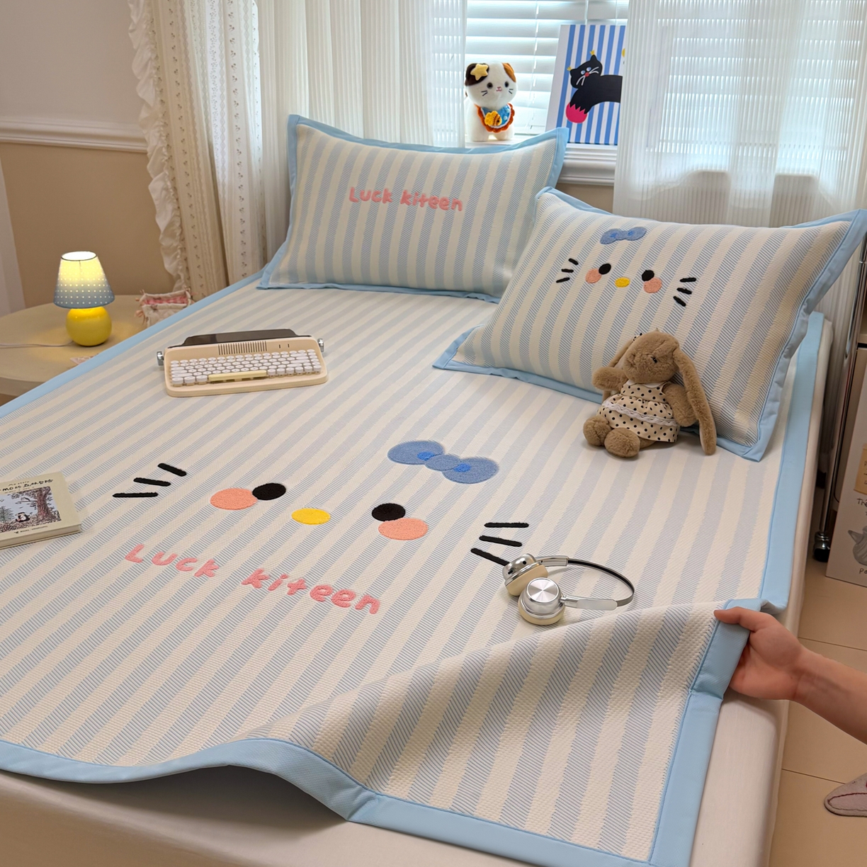 91家纺网 家纺一手货源 找家纺 懒猫家纺 2026新款好运猫毛巾绣PE凉感中分子床席床笠凉席席子 海盐-床席款