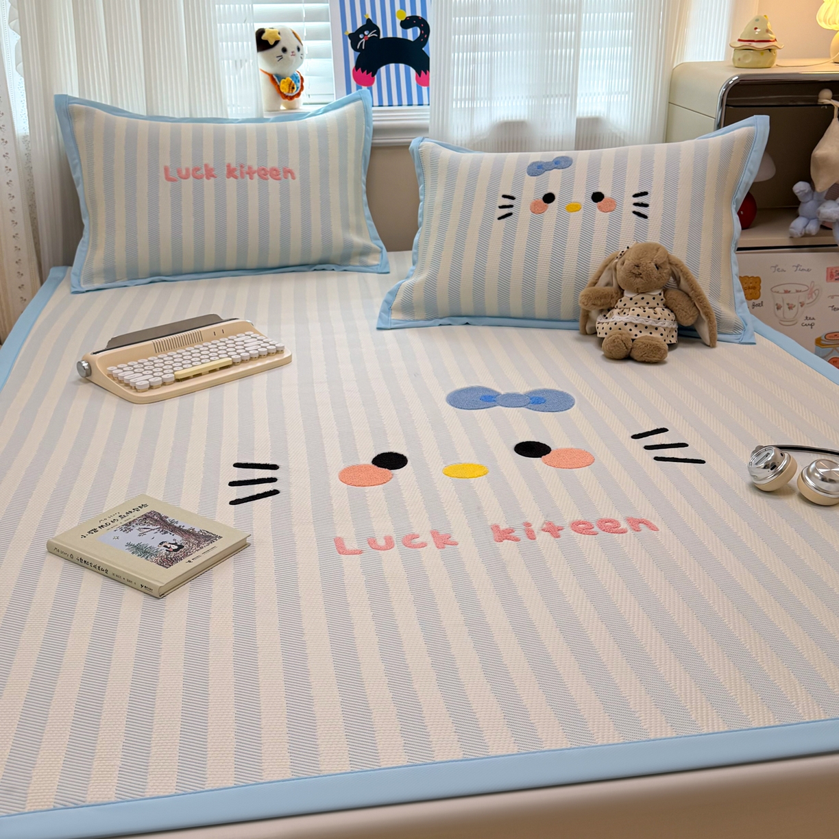 91家纺网 家纺一手货源 找家纺 懒猫家纺 2026新款好运猫毛巾绣PE凉感中分子床席床笠凉席席子 海盐-床席款