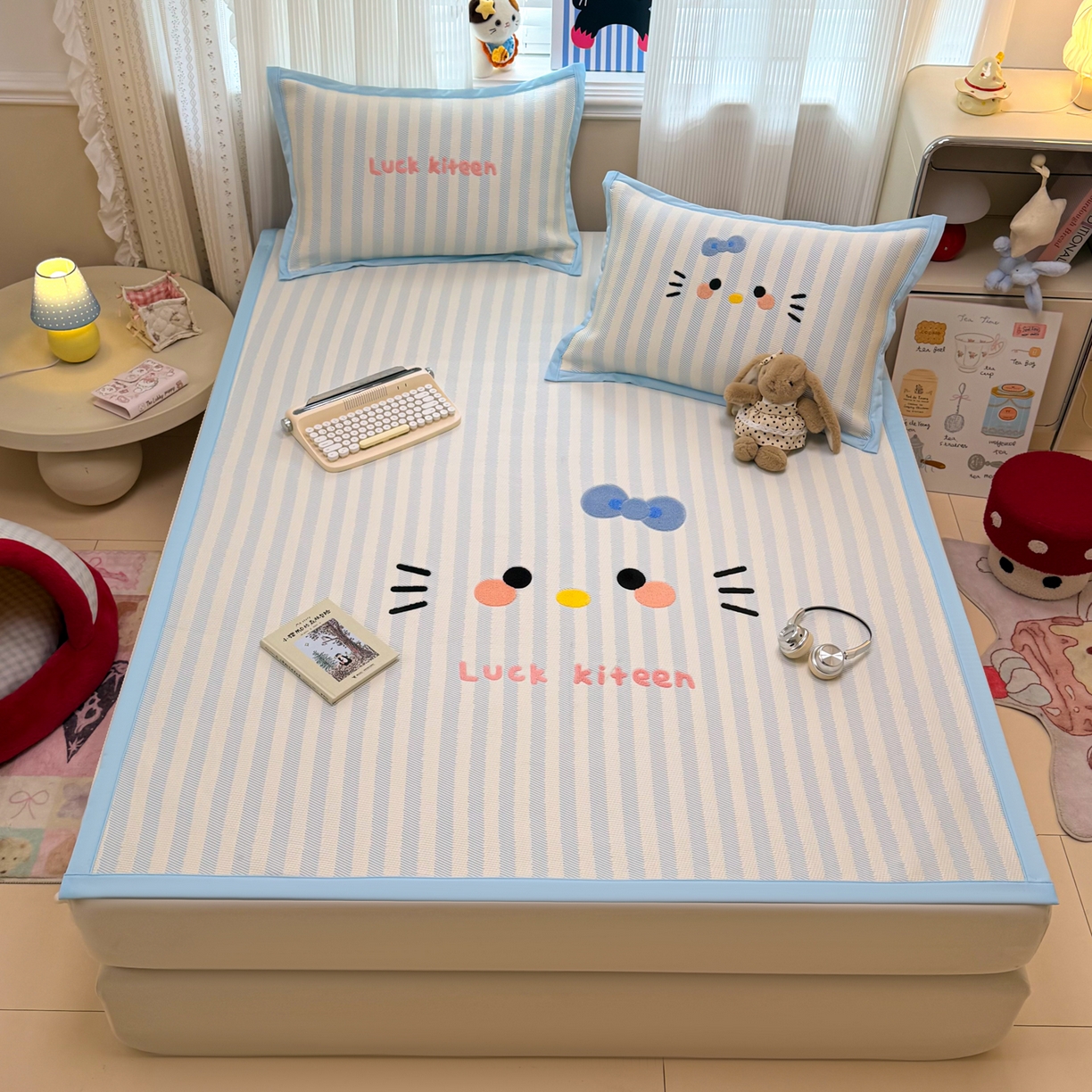 91家纺网 家纺一手货源 找家纺 懒猫家纺 2026新款好运猫毛巾绣PE凉感中分子床席床笠凉席席子 海盐-床席款