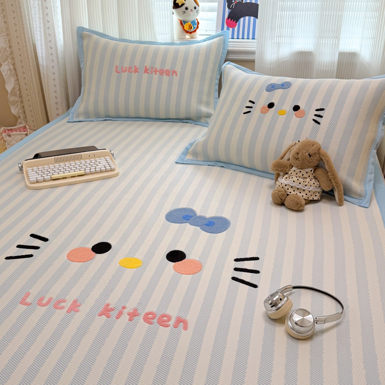 91家纺网 家纺一手货源 找家纺 懒猫家纺 2026新款好运猫毛巾绣PE凉感中分子床席床笠凉席席子 海盐-床席款