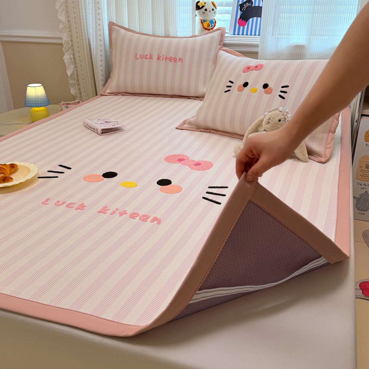 91家纺网 家纺一手货源 找家纺 懒猫家纺 2026新款好运猫毛巾绣PE凉感中分子床席床笠凉席席子 芭乐-床席款