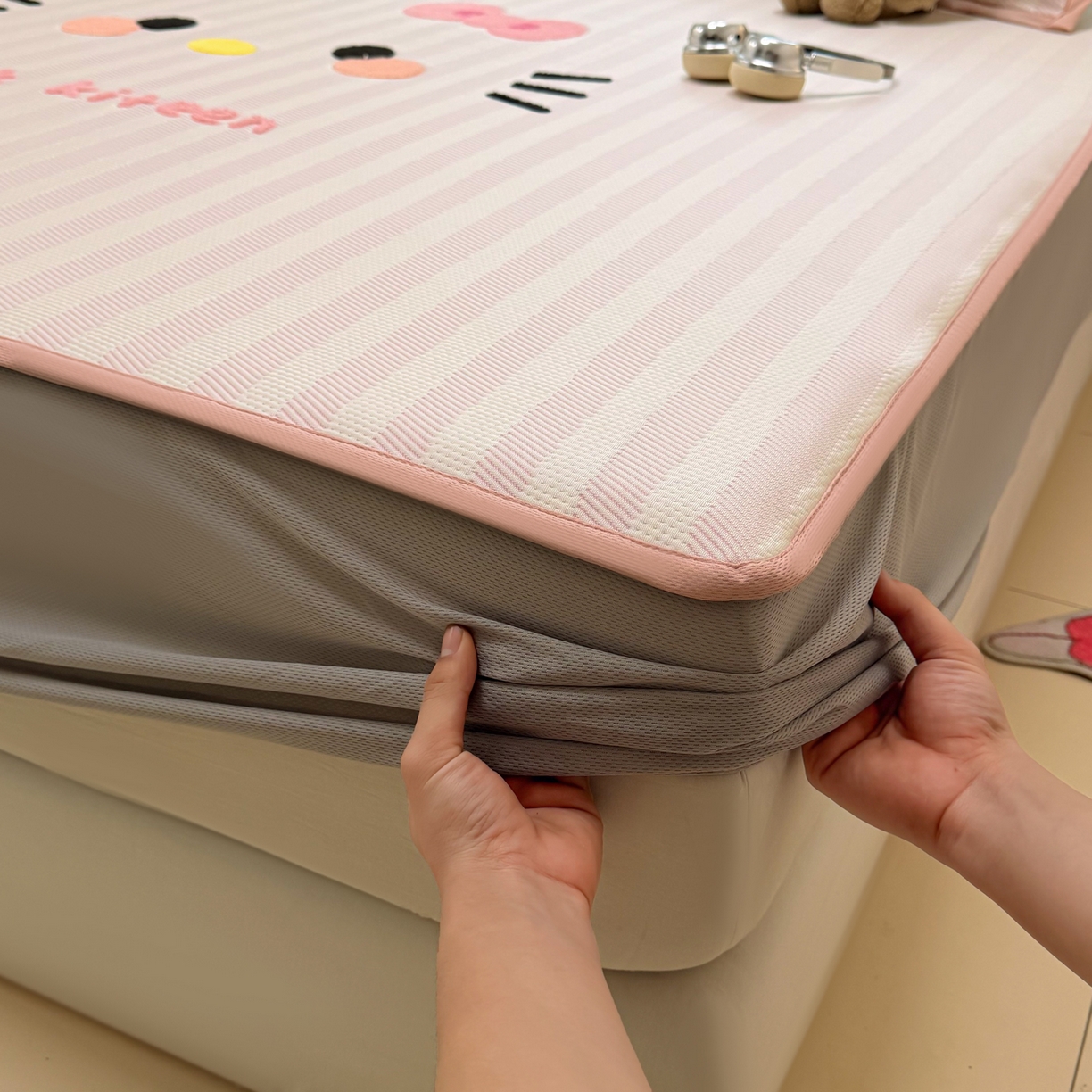 91家纺网 家纺一手货源 找家纺 懒猫家纺 2026新款好运猫毛巾绣PE凉感中分子床席床笠凉席席子 芭乐-床笠款