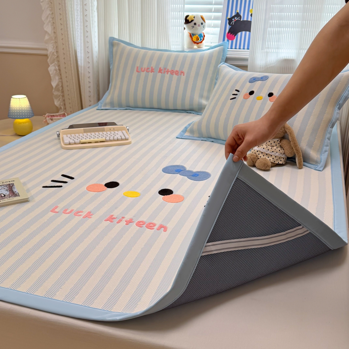 91家纺网 家纺一手货源 找家纺 懒猫家纺 2026新款好运猫毛巾绣PE凉感中分子床席床笠凉席席子 海盐-床席款