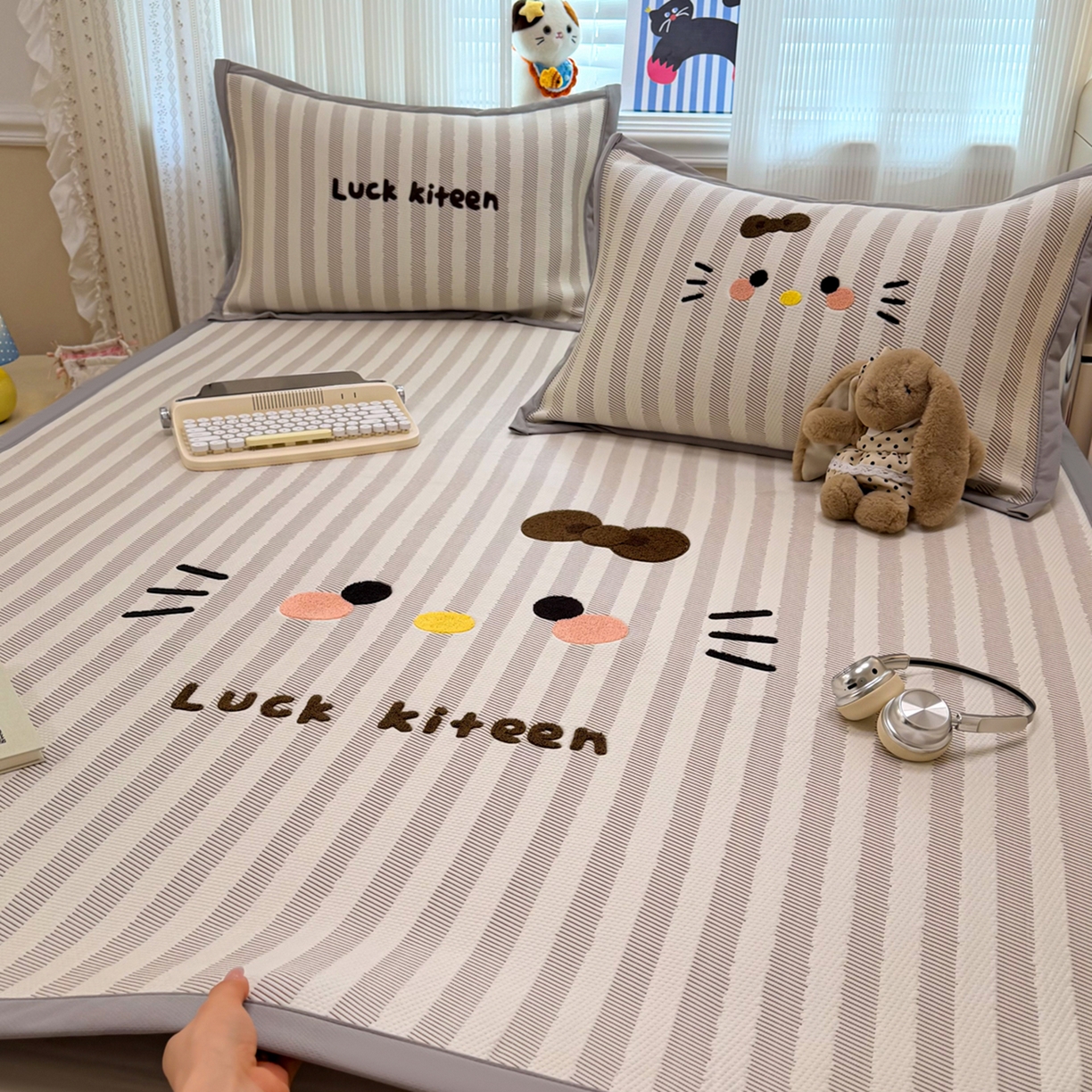 91家纺网 家纺一手货源 找家纺 懒猫家纺 2026新款好运猫毛巾绣PE凉感中分子床席床笠凉席席子 焦糖-床席款