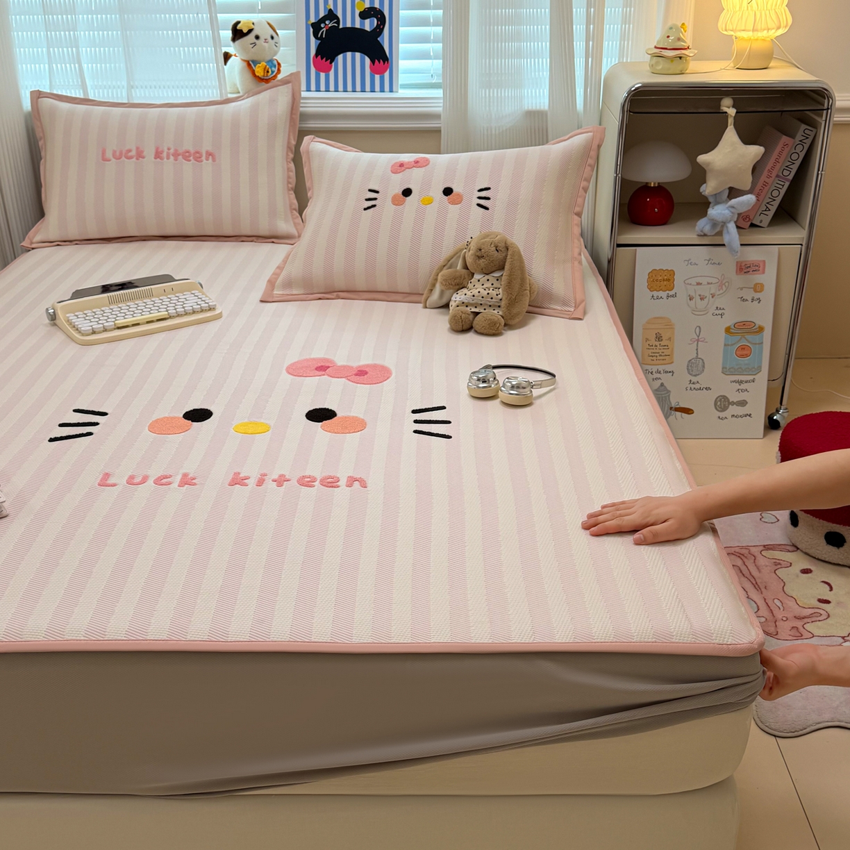 91家纺网 家纺一手货源 找家纺 懒猫家纺 2026新款好运猫毛巾绣PE凉感中分子床席床笠凉席席子 芭乐-床笠款