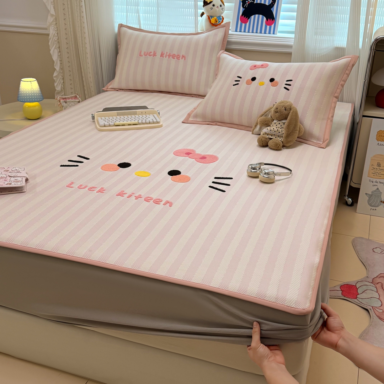 91家纺网 家纺一手货源 找家纺 懒猫家纺 2026新款好运猫毛巾绣PE凉感中分子床席床笠凉席席子 芭乐-床笠款