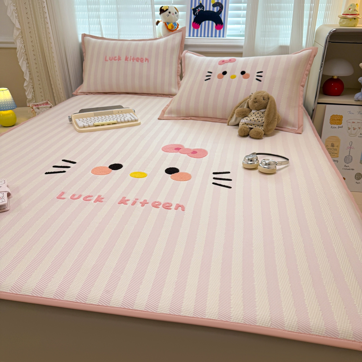 91家纺网 家纺一手货源 找家纺 懒猫家纺 2026新款好运猫毛巾绣PE凉感中分子床席床笠凉席席子 芭乐-床笠款