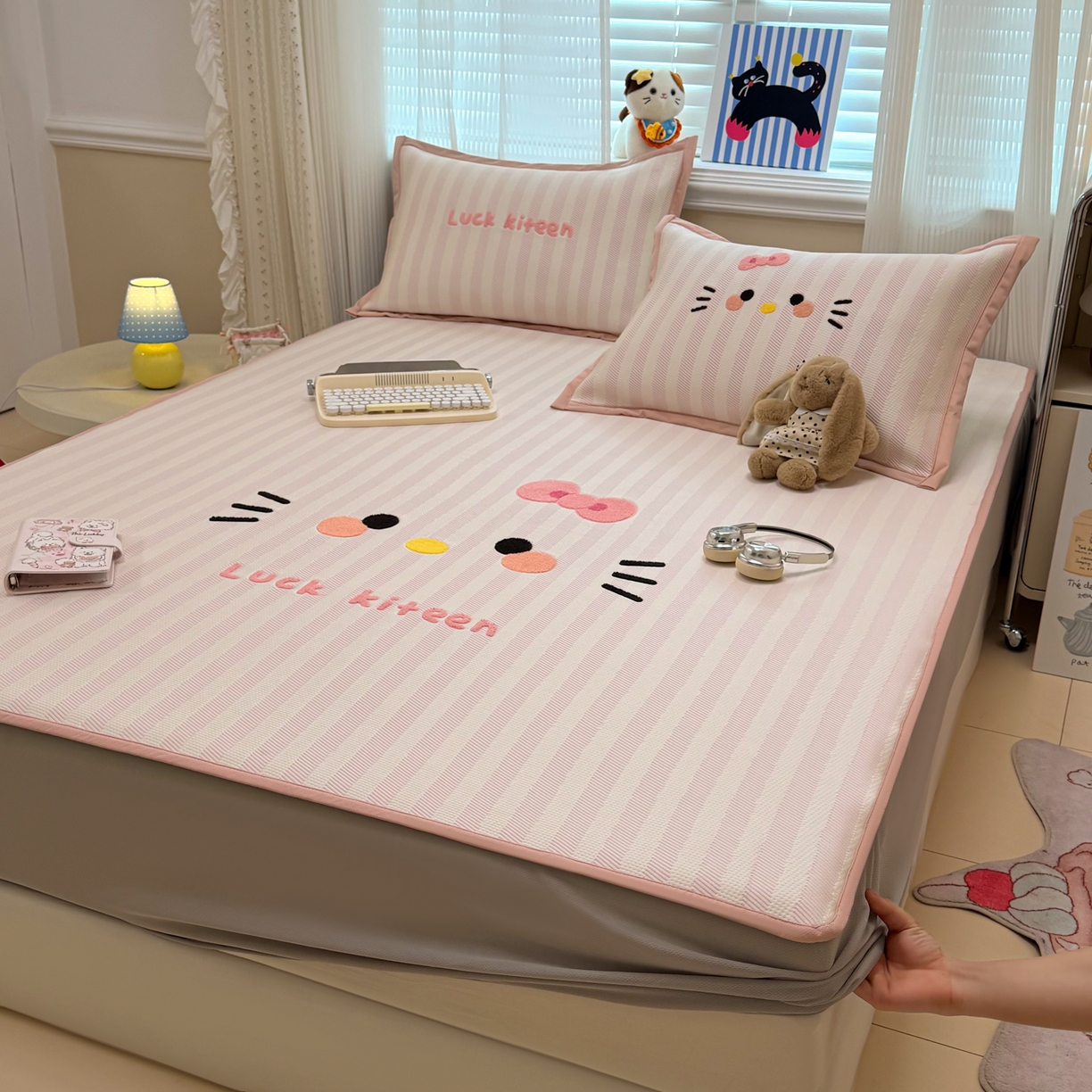 91家纺网 家纺一手货源 找家纺 懒猫家纺 2026新款好运猫毛巾绣PE凉感中分子床席床笠凉席席子 芭乐-床笠款