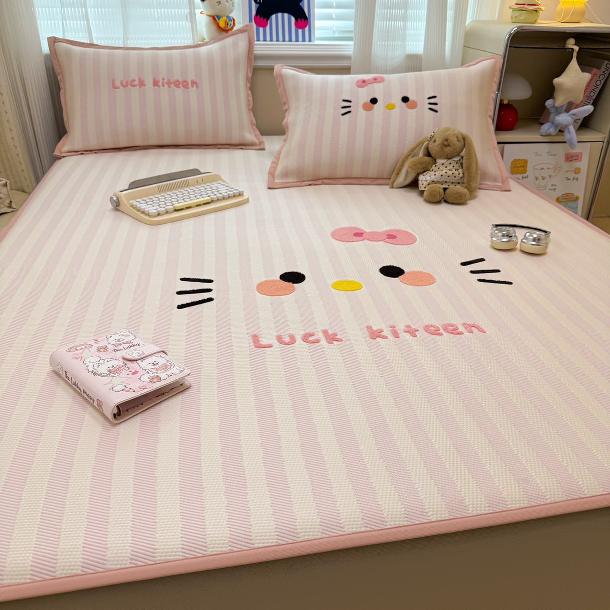 91家纺网 家纺一手货源 找家纺 懒猫家纺 2026新款好运猫毛巾绣PE凉感中分子床席床笠凉席席子 芭乐-床笠款