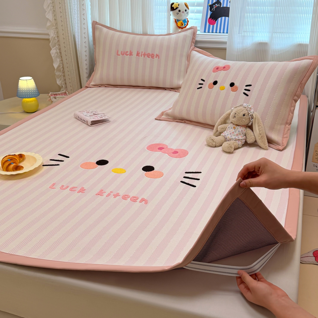 91家纺网 家纺一手货源 找家纺 懒猫家纺 2026新款好运猫毛巾绣PE凉感中分子床席床笠凉席席子 芭乐-床席款