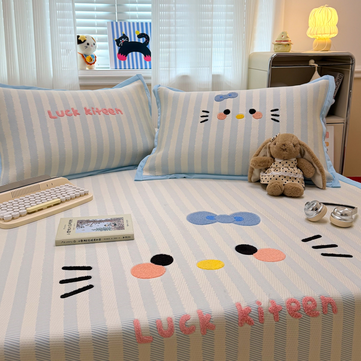 91家纺网 家纺一手货源 找家纺 懒猫家纺 2026新款好运猫毛巾绣PE凉感中分子床席床笠凉席席子 海盐-床席款