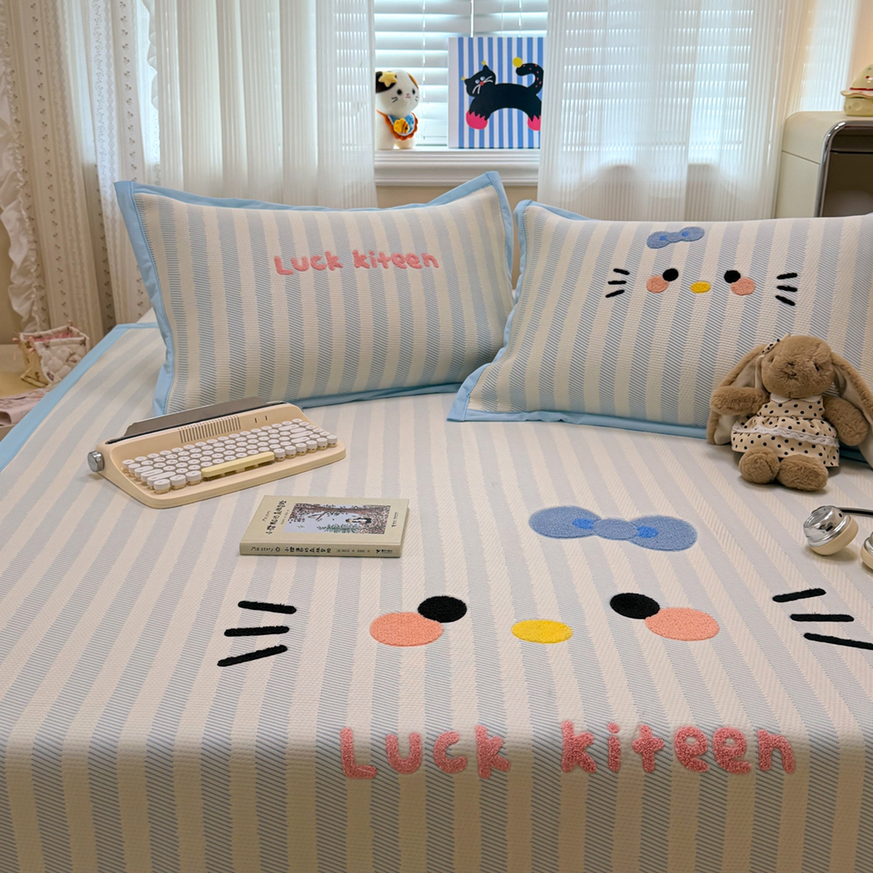 91家纺网 家纺一手货源 找家纺 懒猫家纺 2026新款好运猫毛巾绣PE凉感中分子床席床笠凉席席子 海盐-床席款