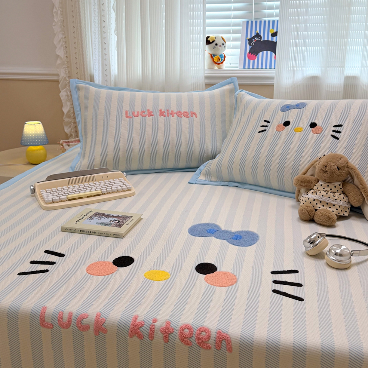 91家纺网 家纺一手货源 找家纺 懒猫家纺 2026新款好运猫毛巾绣PE凉感中分子床席床笠凉席席子 海盐-床席款