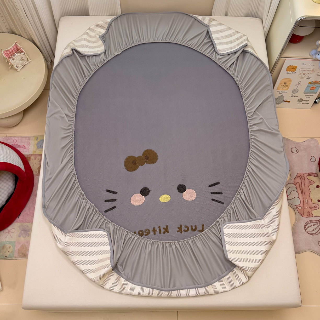 91家纺网 家纺一手货源 找家纺 懒猫家纺 2026新款好运猫毛巾绣PE凉感中分子床席床笠凉席席子 焦糖-床笠款