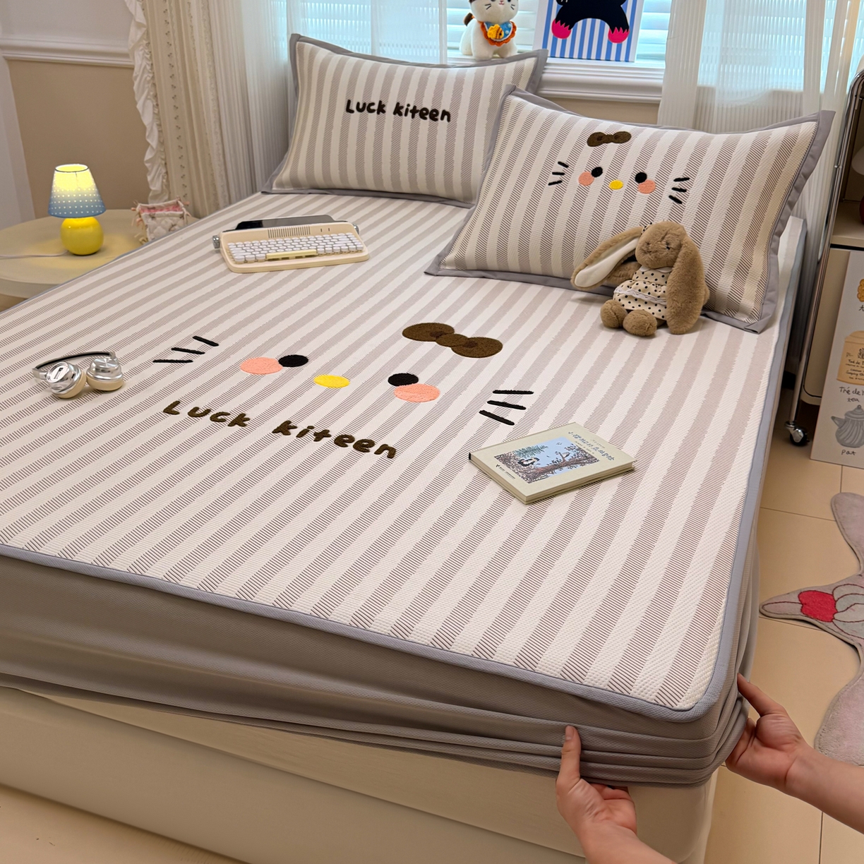 91家纺网 家纺一手货源 找家纺 懒猫家纺 2026新款好运猫毛巾绣PE凉感中分子床席床笠凉席席子 焦糖-床笠款