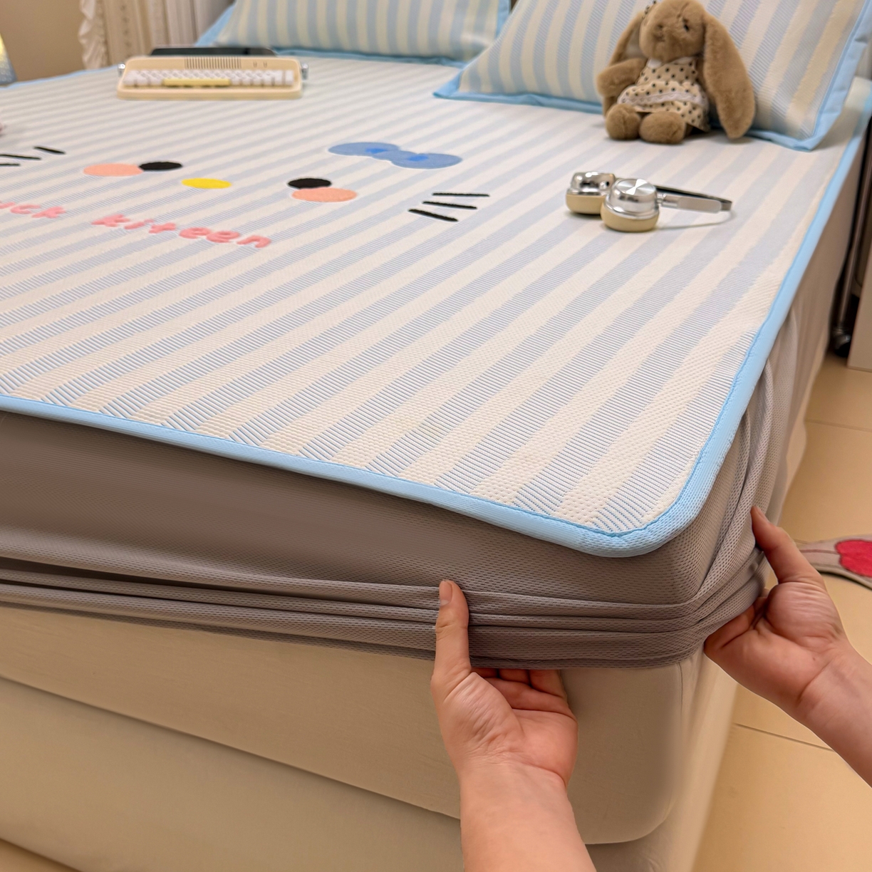 91家纺网 家纺一手货源 找家纺 懒猫家纺 2026新款好运猫毛巾绣PE凉感中分子床席床笠凉席席子 海盐-床笠款