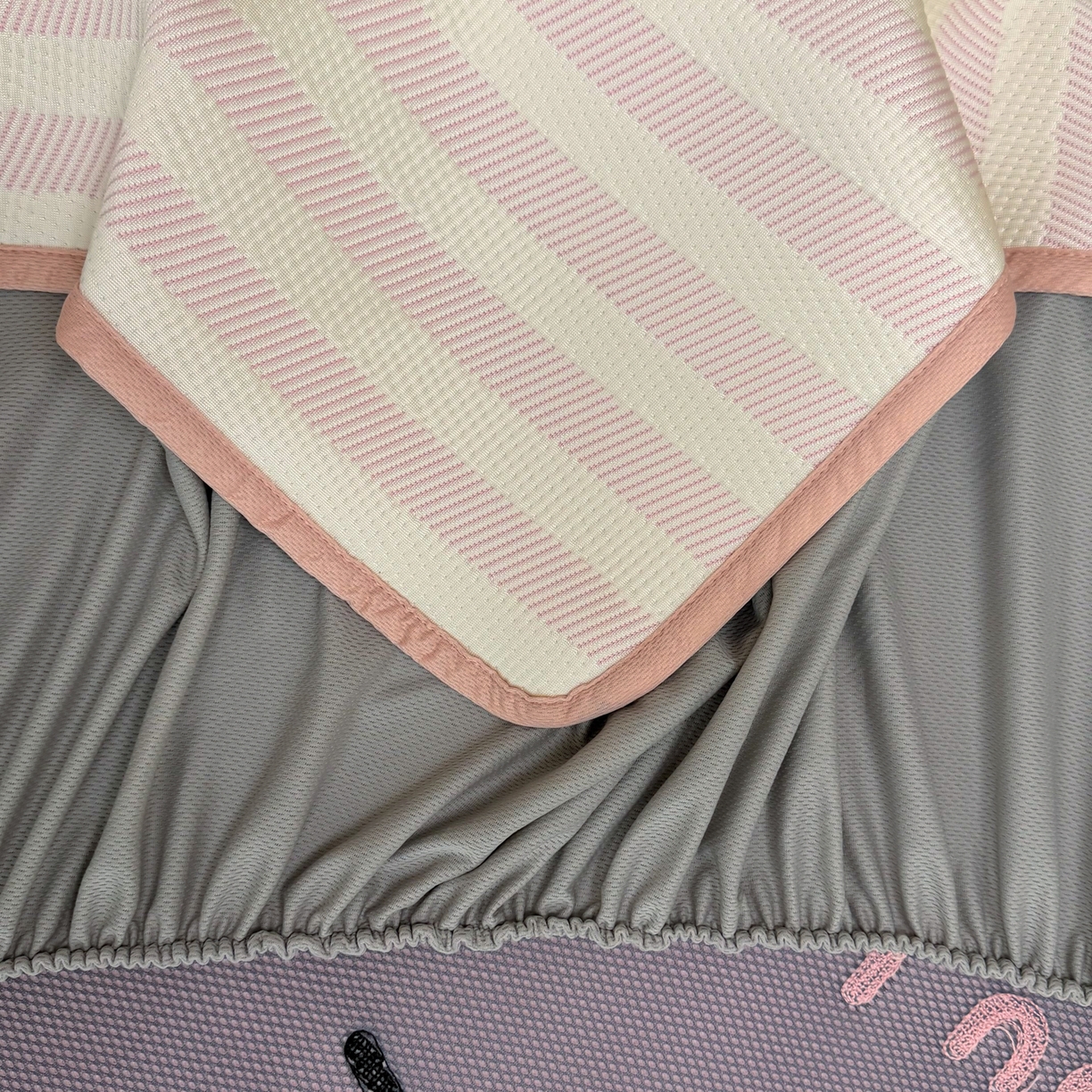 91家纺网 家纺一手货源 找家纺 懒猫家纺 2026新款好运猫毛巾绣PE凉感中分子床席床笠凉席席子 芭乐-床笠款