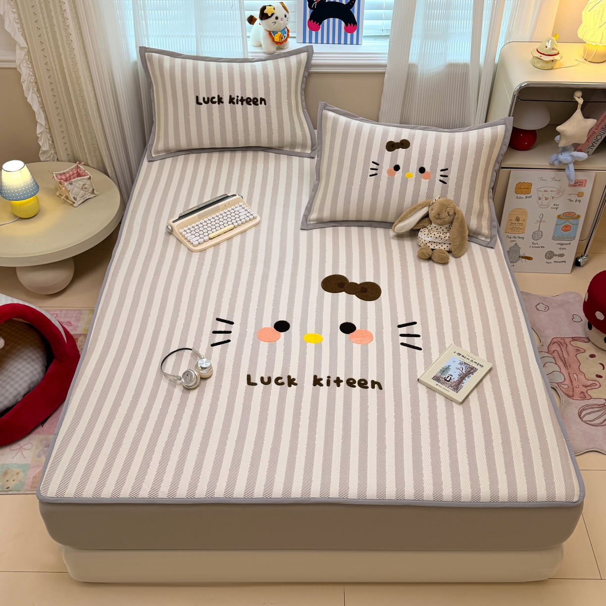 91家纺网 家纺一手货源 找家纺 懒猫家纺 2026新款好运猫毛巾绣PE凉感中分子床席床笠凉席席子 焦糖-床笠款