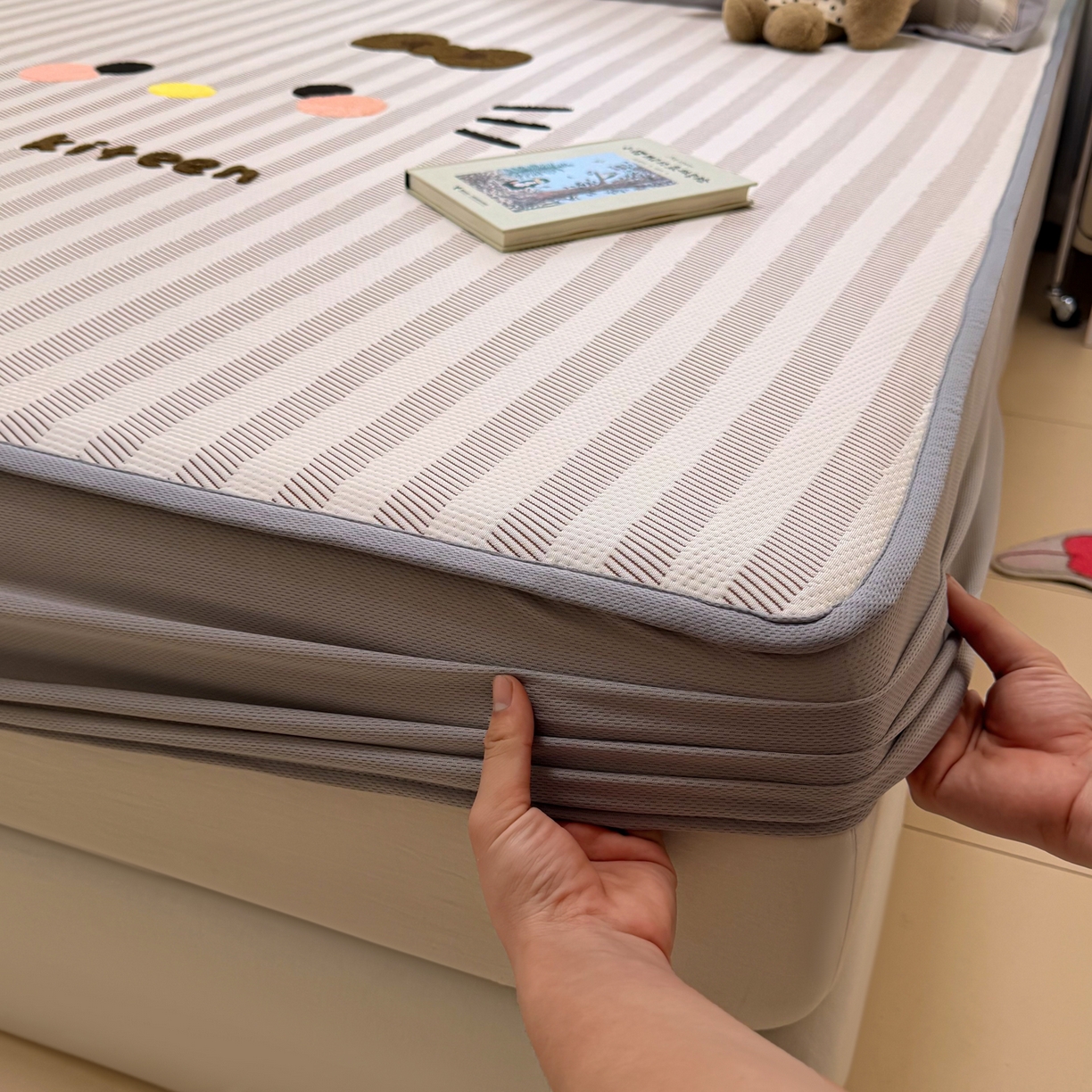 91家纺网 家纺一手货源 找家纺 懒猫家纺 2026新款好运猫毛巾绣PE凉感中分子床席床笠凉席席子 焦糖-床笠款