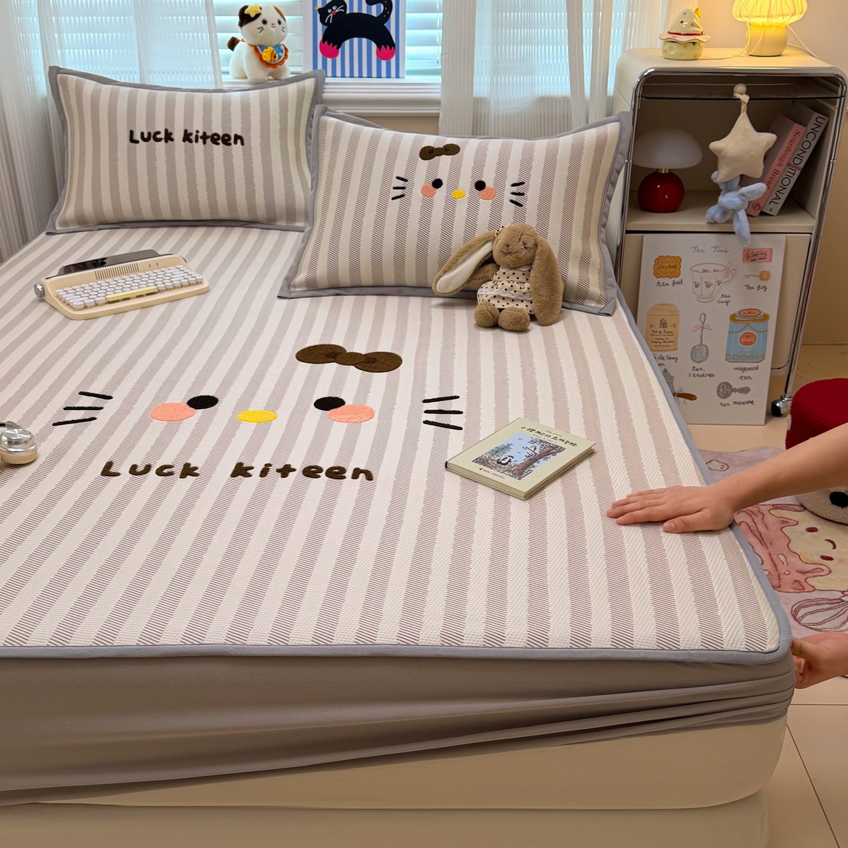 91家纺网 家纺一手货源 找家纺 懒猫家纺 2026新款好运猫毛巾绣PE凉感中分子床席床笠凉席席子 焦糖-床笠款