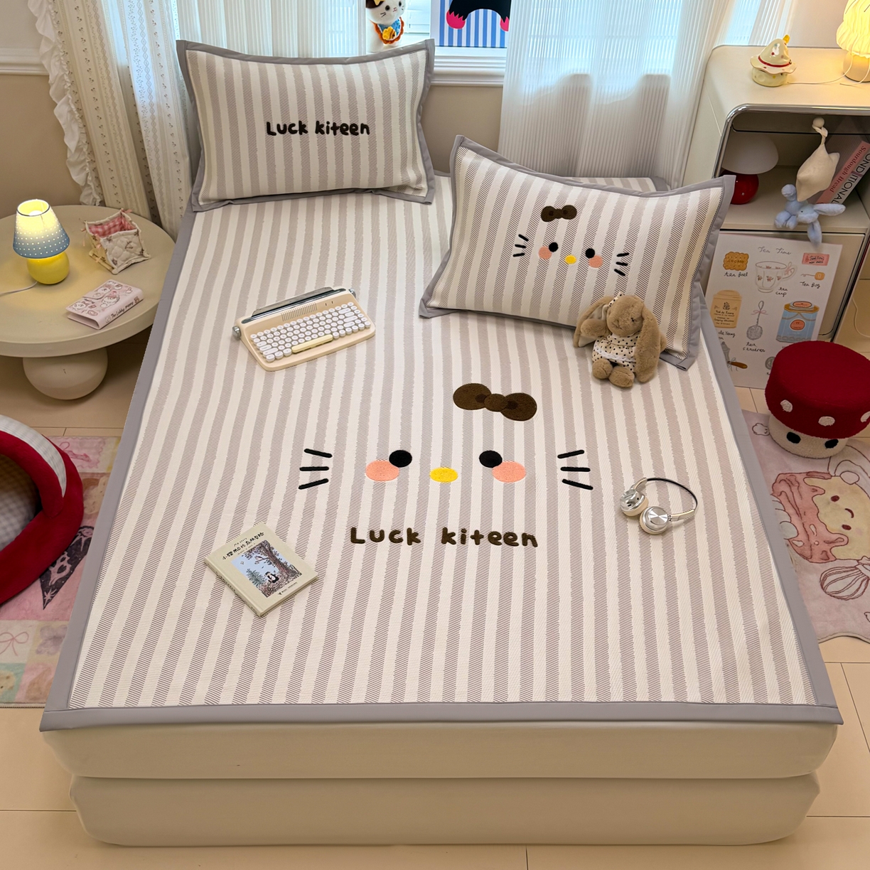 91家纺网 家纺一手货源 找家纺 懒猫家纺 2026新款好运猫毛巾绣PE凉感中分子床席床笠凉席席子 焦糖-床席款