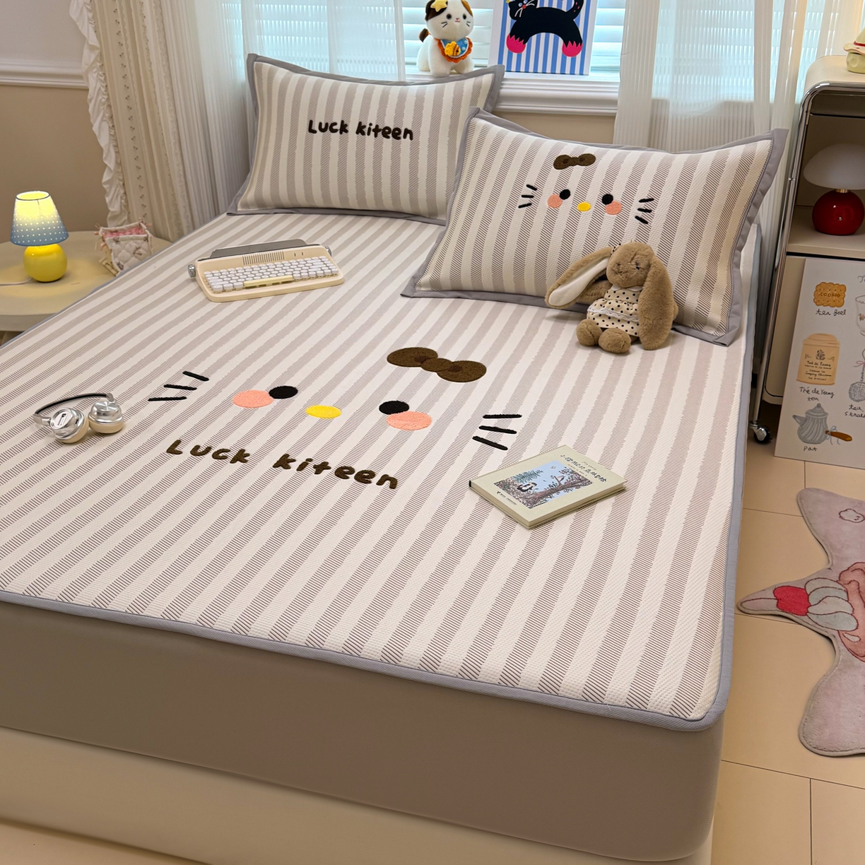 91家纺网 家纺一手货源 找家纺 懒猫家纺 2026新款好运猫毛巾绣PE凉感中分子床席床笠凉席席子 焦糖-床笠款