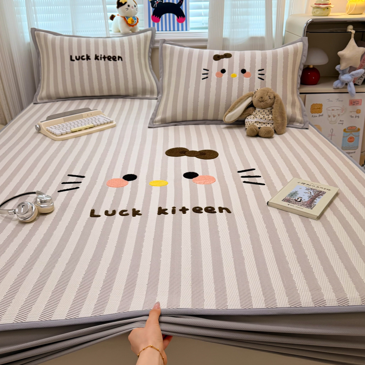 91家纺网 家纺一手货源 找家纺 懒猫家纺 2026新款好运猫毛巾绣PE凉感中分子床席床笠凉席席子 焦糖-床笠款