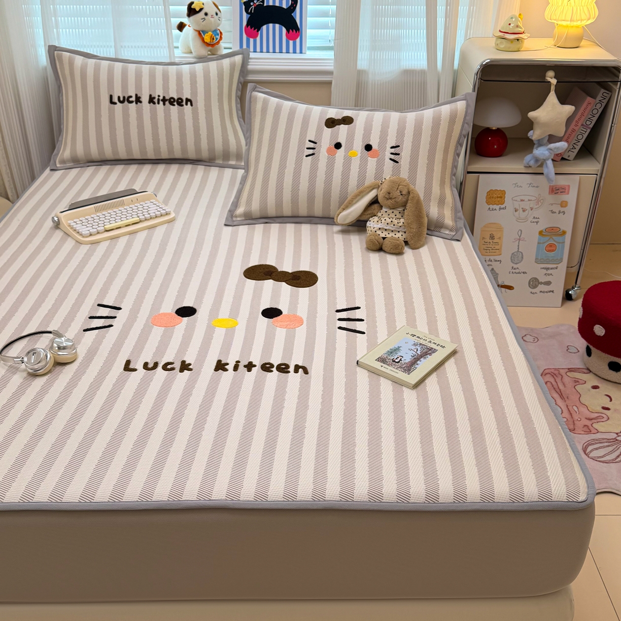 91家纺网 家纺一手货源 找家纺 懒猫家纺 2026新款好运猫毛巾绣PE凉感中分子床席床笠凉席席子 焦糖-床笠款