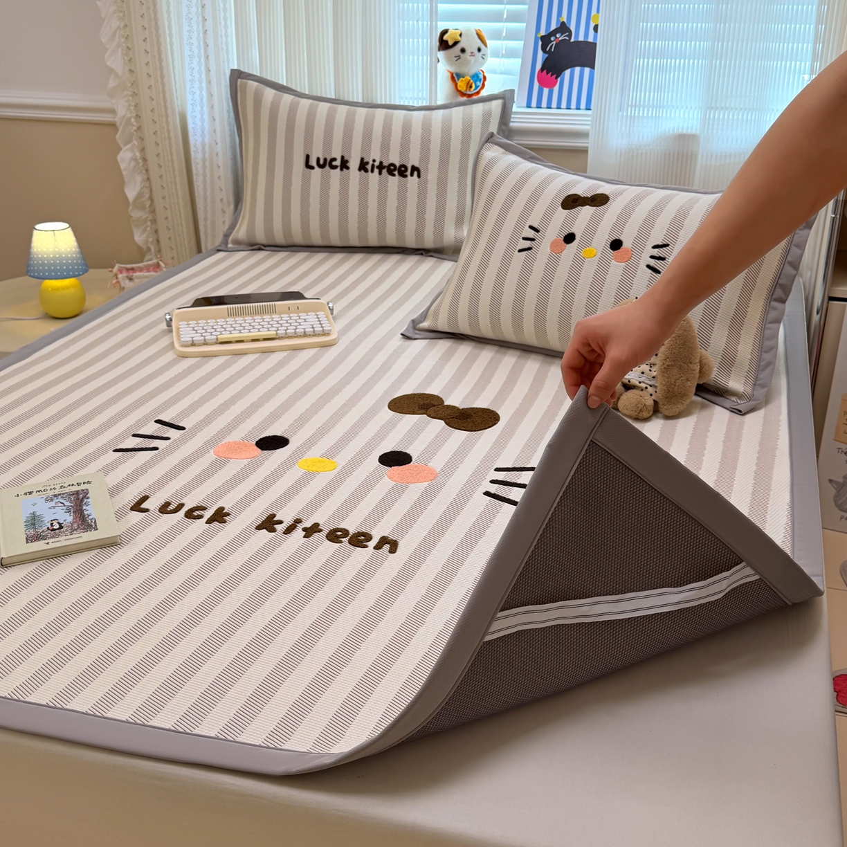 91家纺网 家纺一手货源 找家纺 懒猫家纺 2026新款好运猫毛巾绣PE凉感中分子床席床笠凉席席子 焦糖-床席款