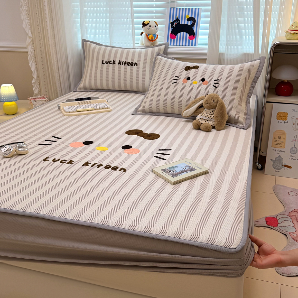 91家纺网 家纺一手货源 找家纺 懒猫家纺 2026新款好运猫毛巾绣PE凉感中分子床席床笠凉席席子 焦糖-床笠款