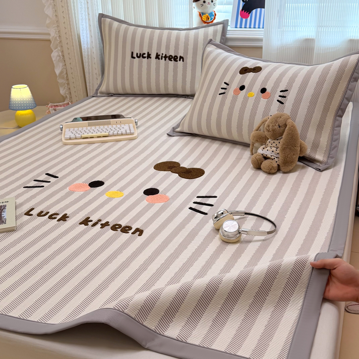 91家纺网 家纺一手货源 找家纺 懒猫家纺 2026新款好运猫毛巾绣PE凉感中分子床席床笠凉席席子 焦糖-床席款