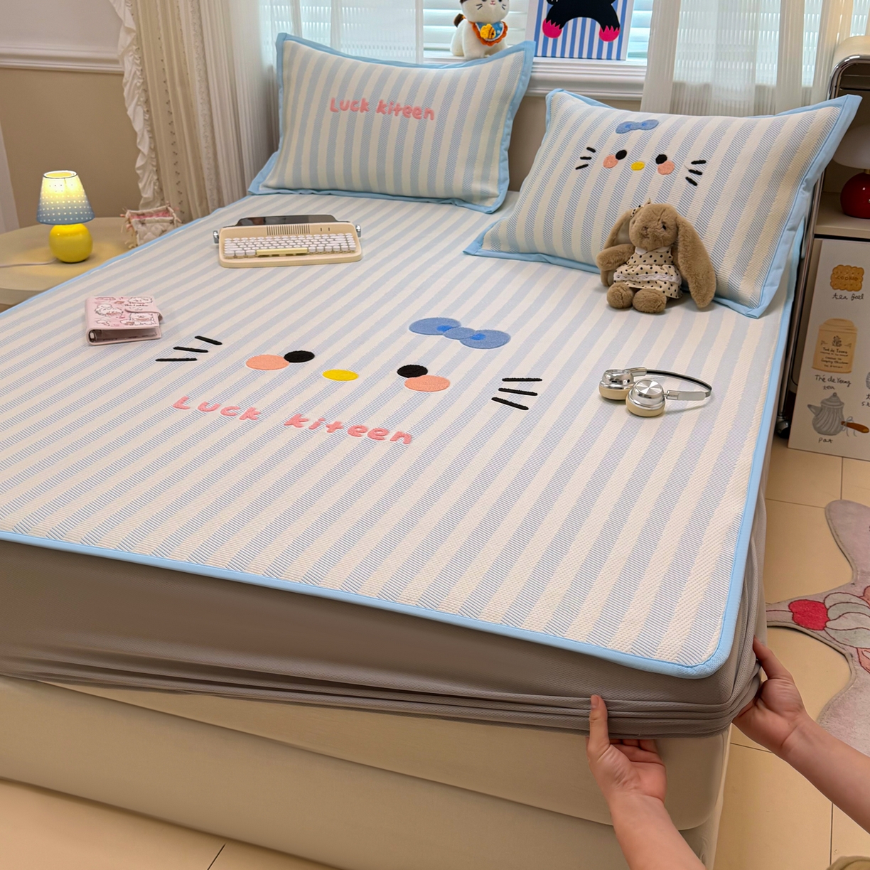 91家纺网 家纺一手货源 找家纺 懒猫家纺 2026新款好运猫毛巾绣PE凉感中分子床席床笠凉席席子 海盐-床笠款