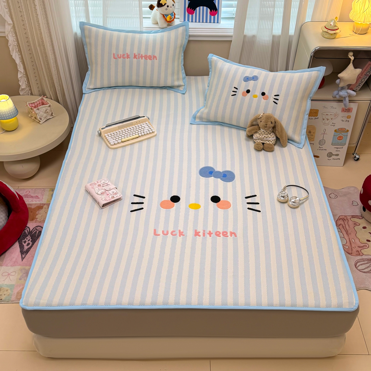 91家纺网 家纺一手货源 找家纺 懒猫家纺 2026新款好运猫毛巾绣PE凉感中分子床席床笠凉席席子 海盐-床笠款