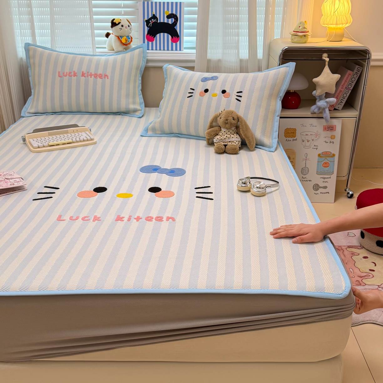 91家纺网 家纺一手货源 找家纺 懒猫家纺 2026新款好运猫毛巾绣PE凉感中分子床席床笠凉席席子 海盐-床笠款