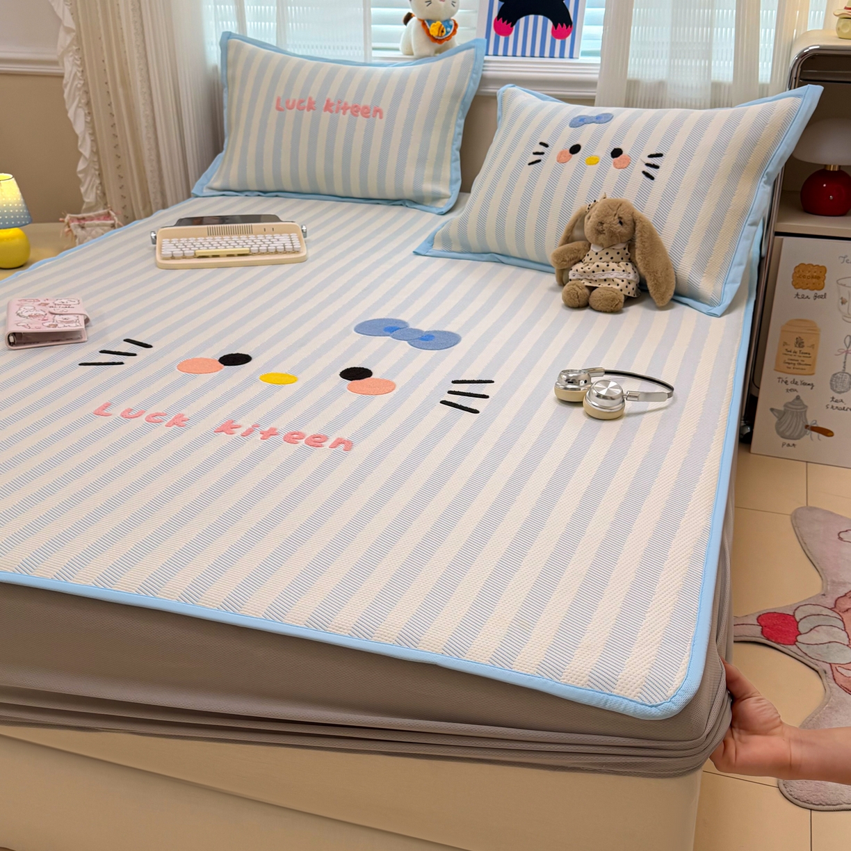 91家纺网 家纺一手货源 找家纺 懒猫家纺 2026新款好运猫毛巾绣PE凉感中分子床席床笠凉席席子 海盐-床笠款