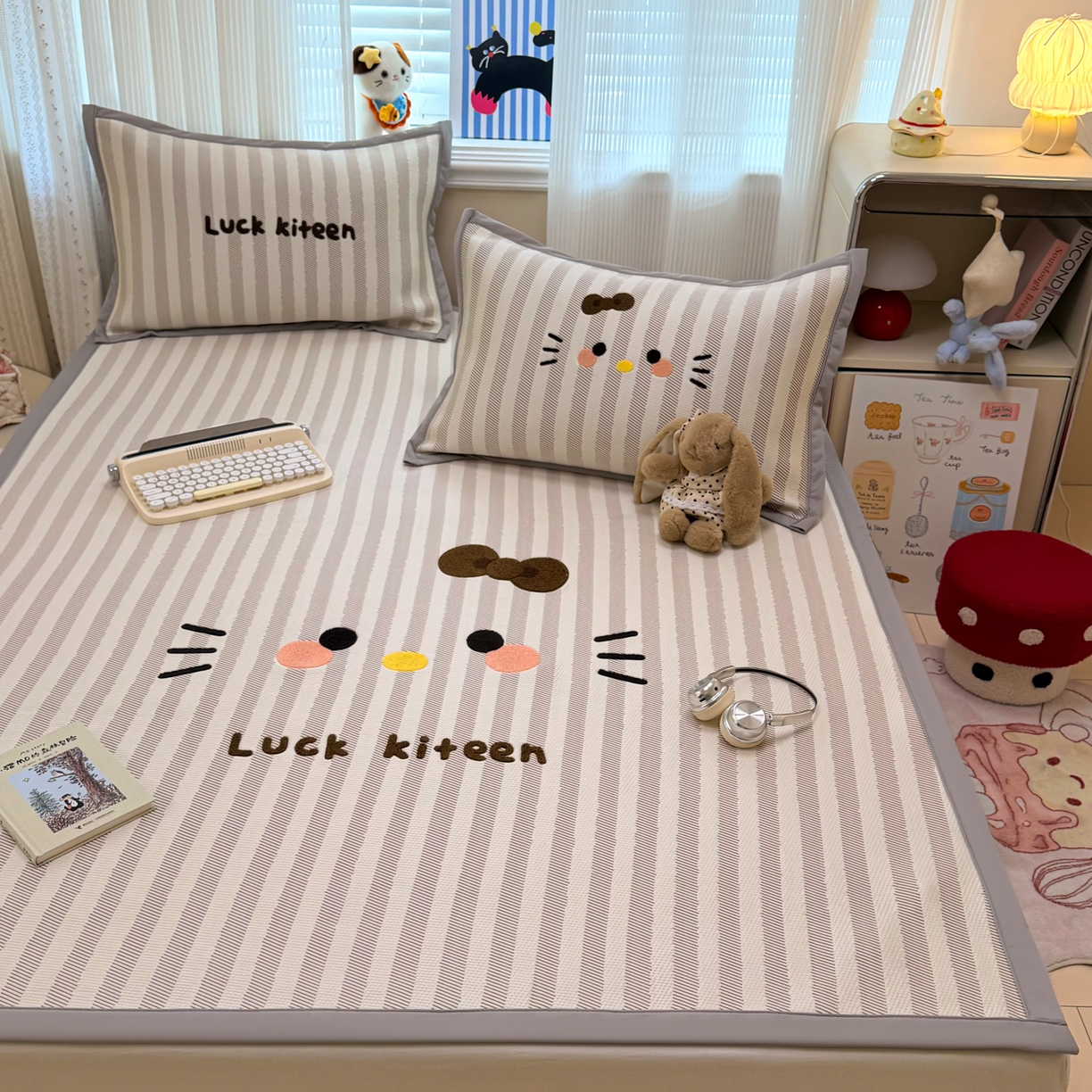 91家纺网 家纺一手货源 找家纺 懒猫家纺 2026新款好运猫毛巾绣PE凉感中分子床席床笠凉席席子 焦糖-床席款