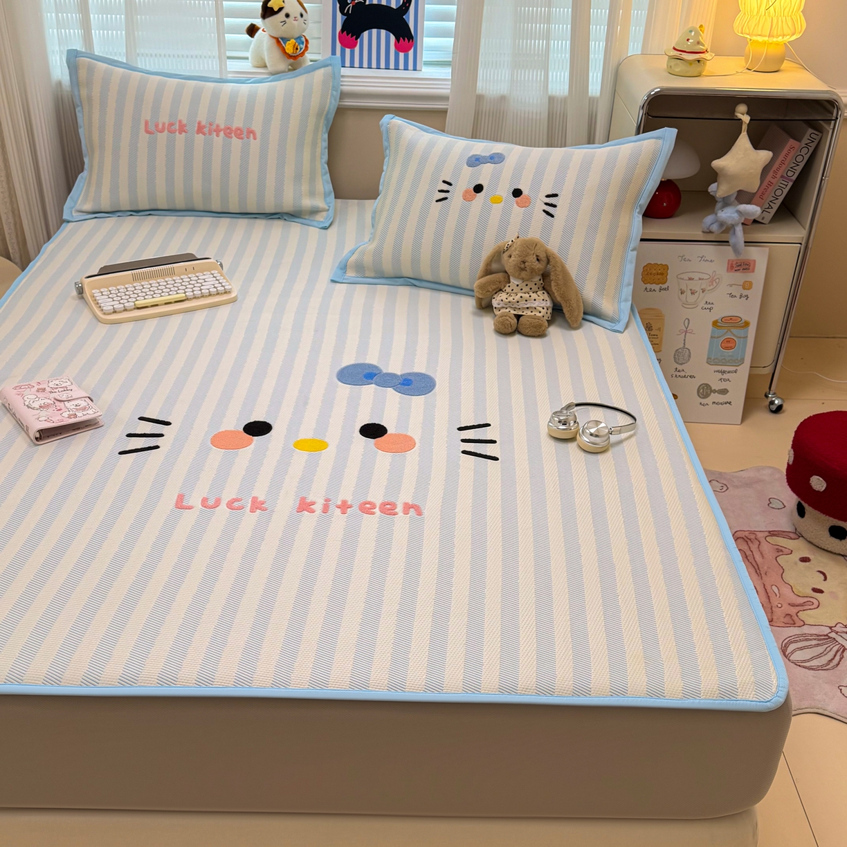 91家纺网 家纺一手货源 找家纺 懒猫家纺 2026新款好运猫毛巾绣PE凉感中分子床席床笠凉席席子 海盐-床笠款