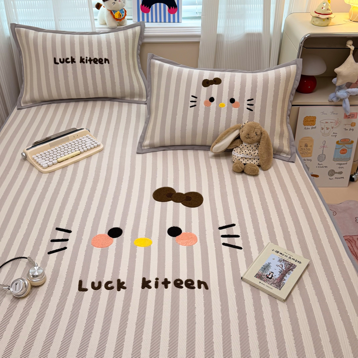 91家纺网 家纺一手货源 找家纺 懒猫家纺 2026新款好运猫毛巾绣PE凉感中分子床席床笠凉席席子 焦糖-床笠款