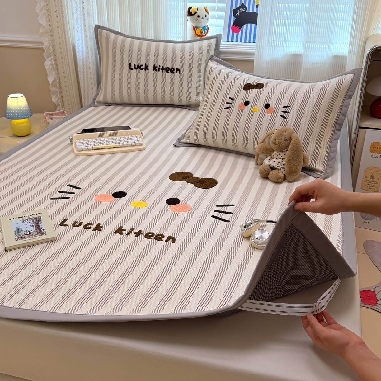 91家纺网 家纺一手货源 找家纺 懒猫家纺 2026新款好运猫毛巾绣PE凉感中分子床席床笠凉席席子 焦糖-床席款