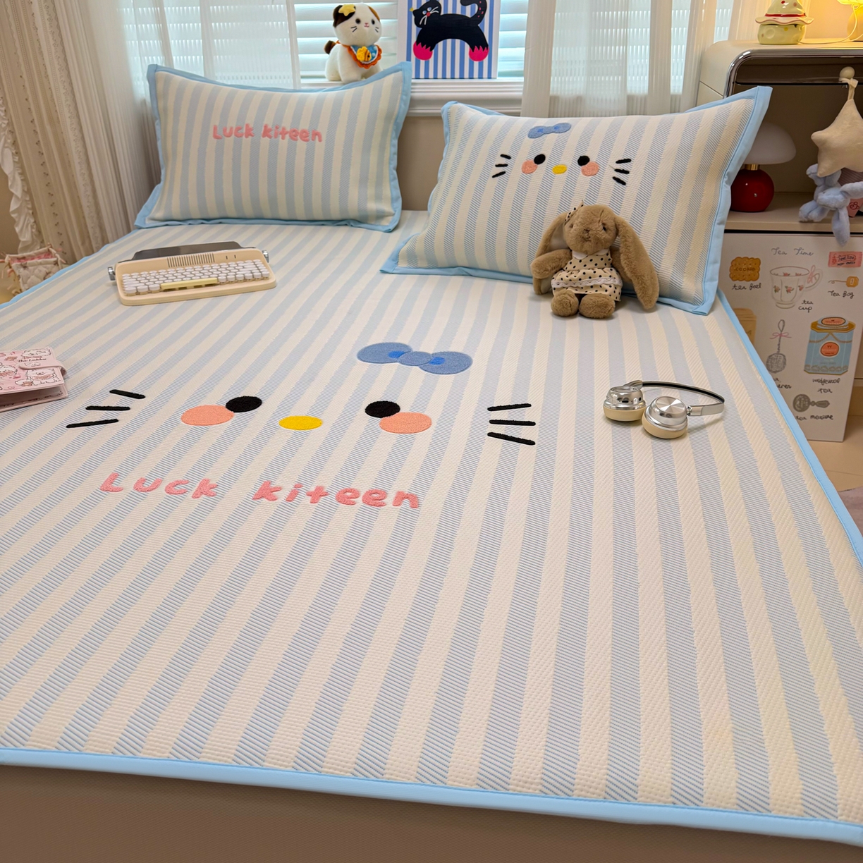 91家纺网 家纺一手货源 找家纺 懒猫家纺 2026新款好运猫毛巾绣PE凉感中分子床席床笠凉席席子 海盐-床笠款