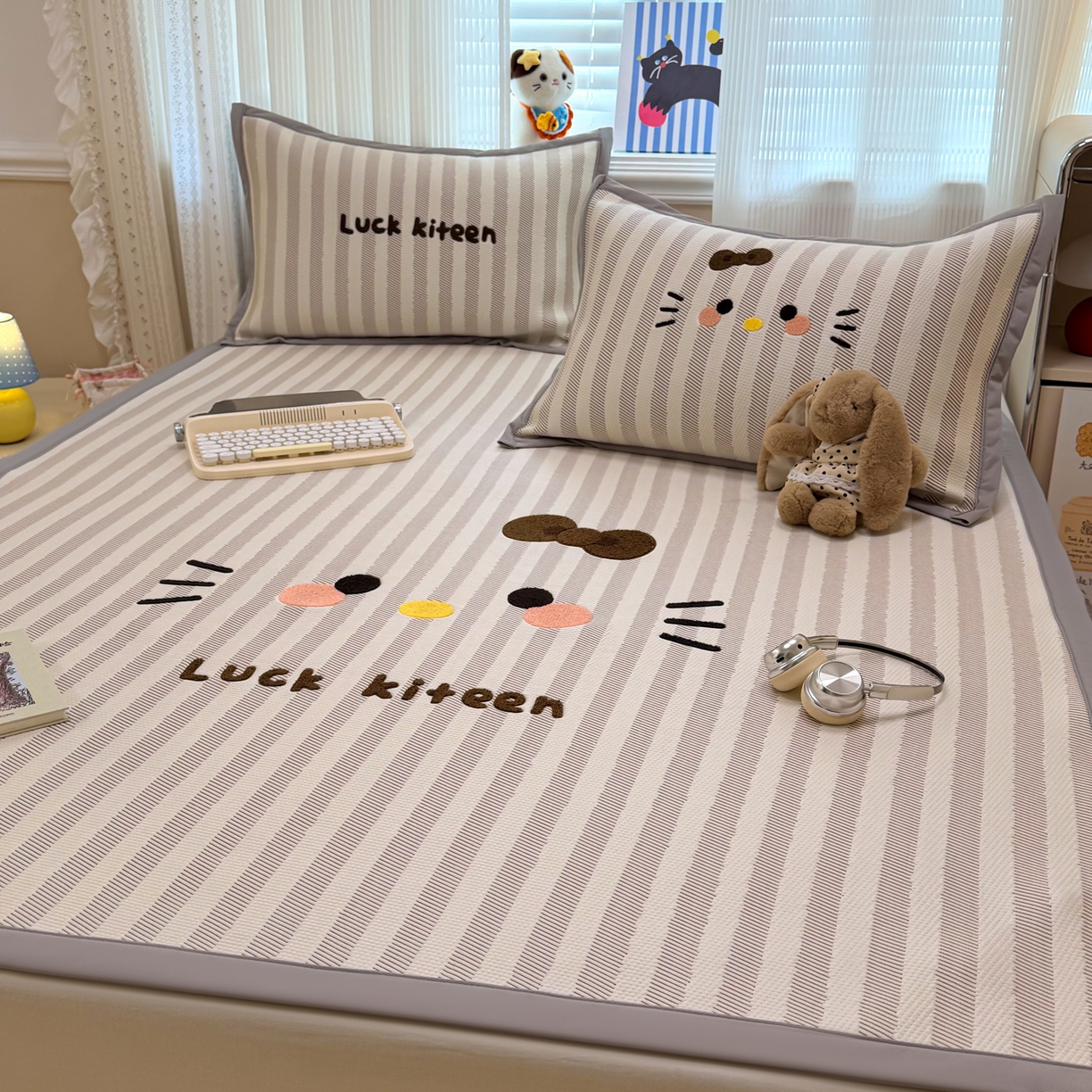 91家纺网 家纺一手货源 找家纺 懒猫家纺 2026新款好运猫毛巾绣PE凉感中分子床席床笠凉席席子 焦糖-床席款