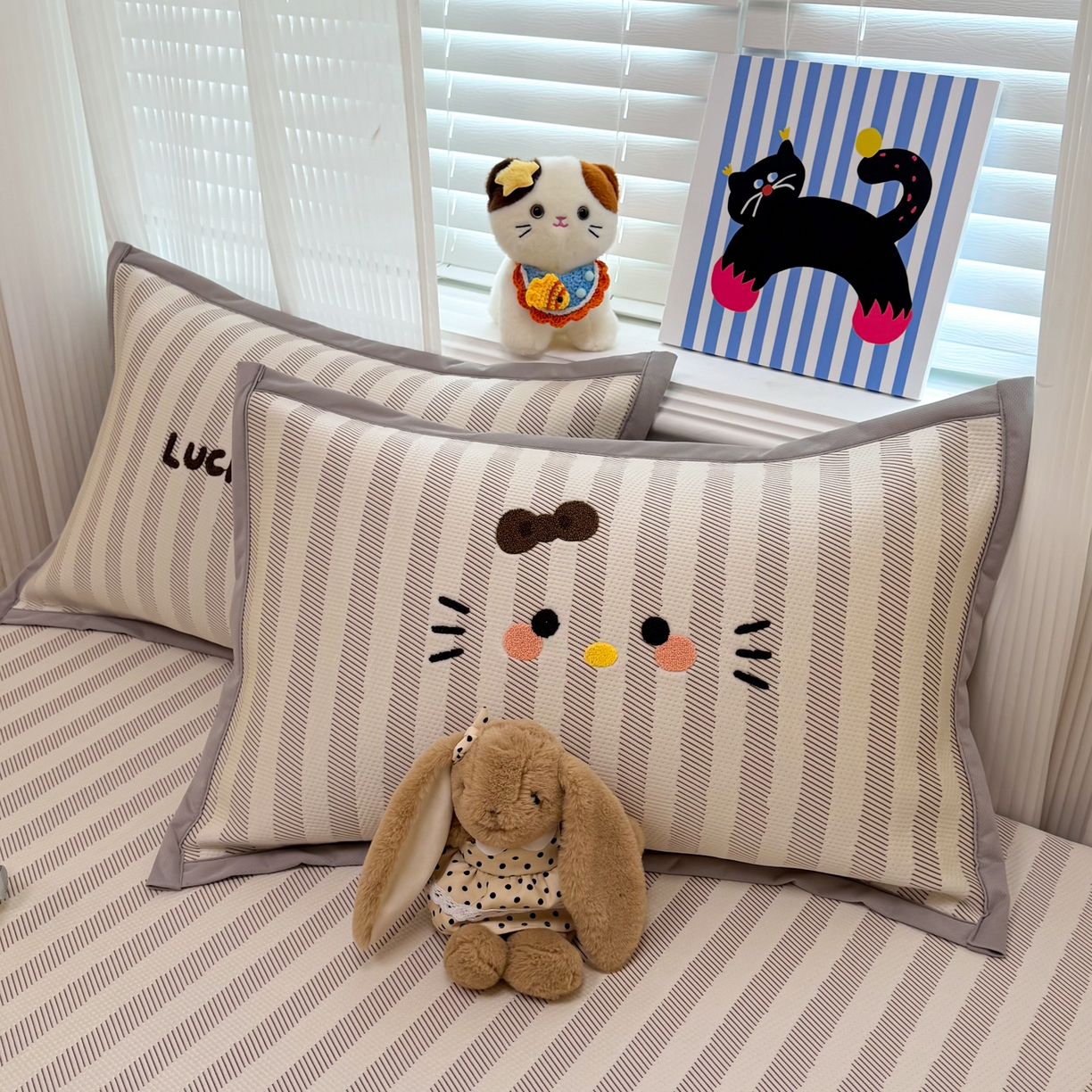 91家纺网 家纺一手货源 找家纺 懒猫家纺 2026新款好运猫毛巾绣PE凉感中分子床席床笠凉席席子 焦糖-床笠款