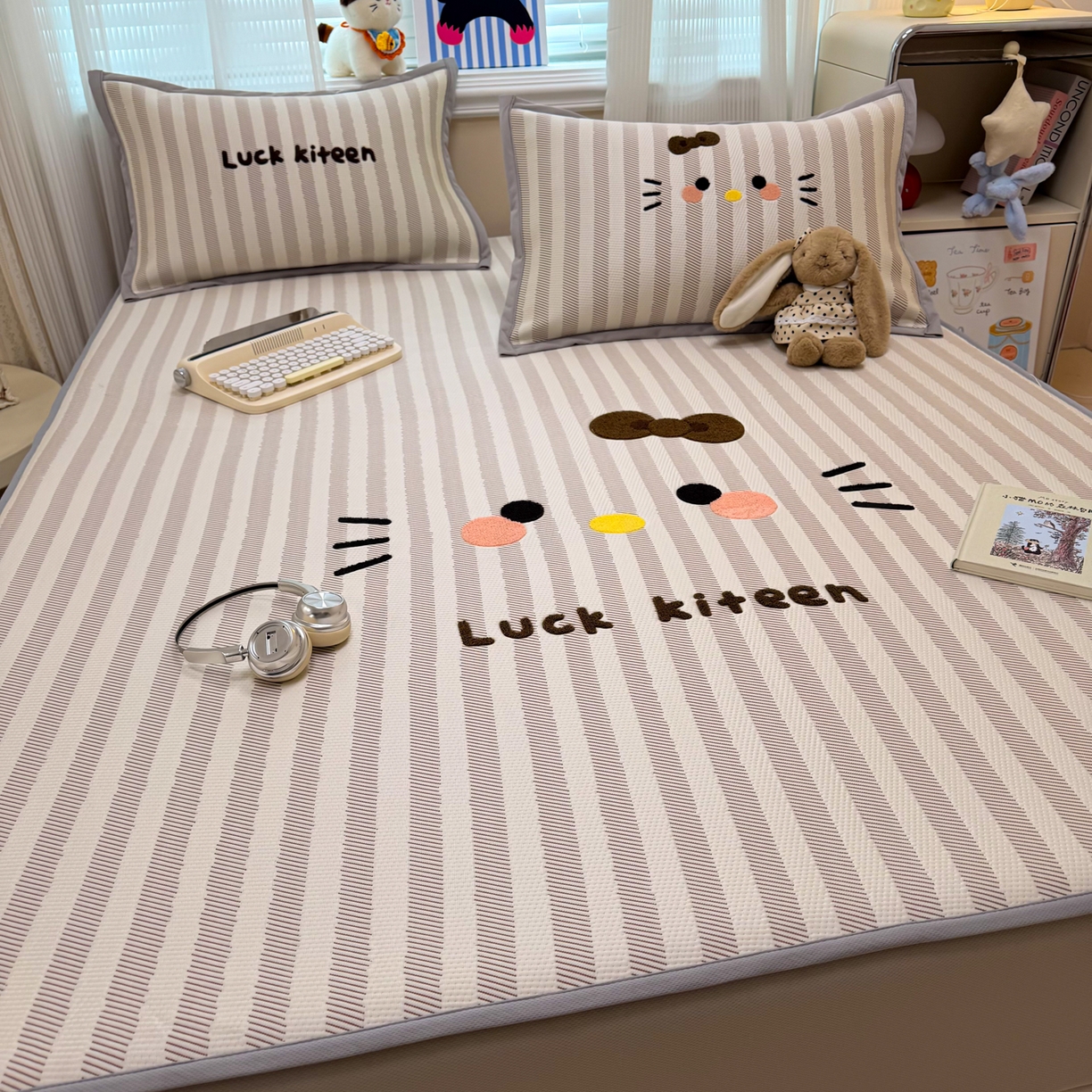 91家纺网 家纺一手货源 找家纺 懒猫家纺 2026新款好运猫毛巾绣PE凉感中分子床席床笠凉席席子 焦糖-床笠款