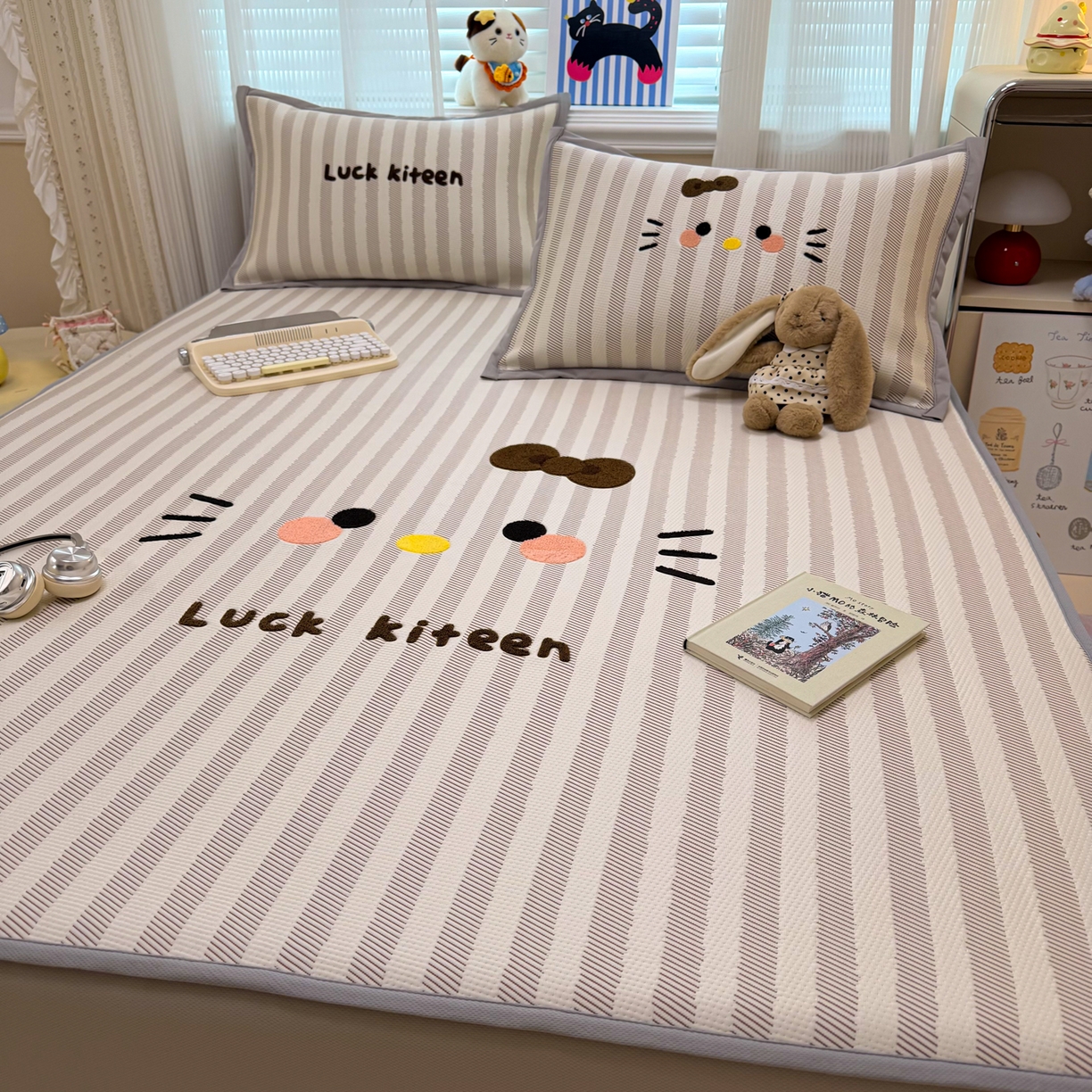 91家纺网 家纺一手货源 找家纺 懒猫家纺 2026新款好运猫毛巾绣PE凉感中分子床席床笠凉席席子 焦糖-床笠款